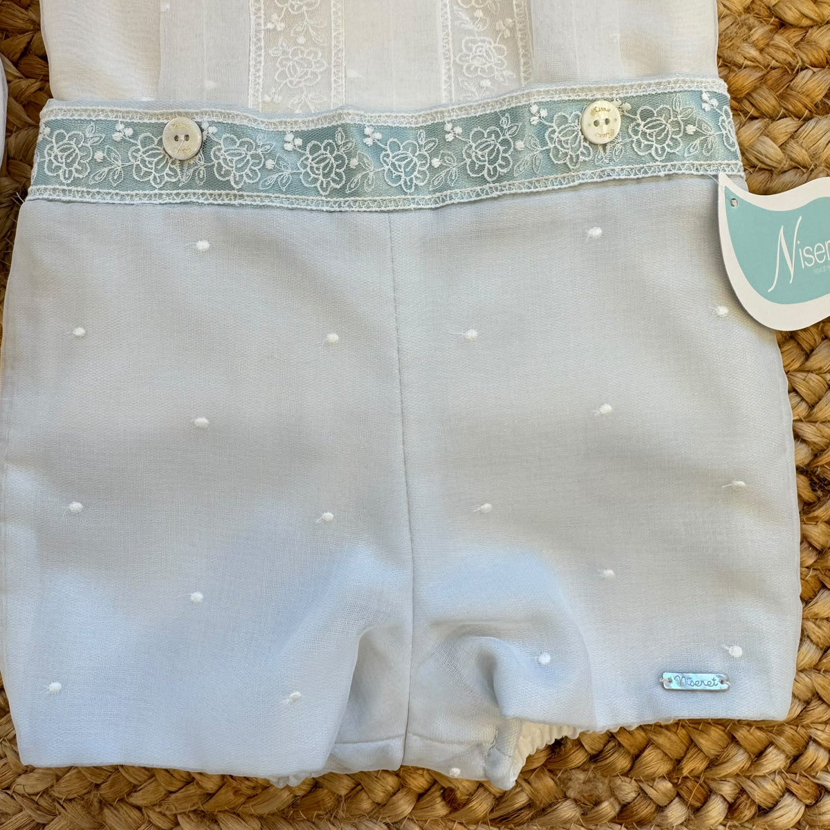 Completo battesimo bimbo bianco e celeste con colletto tondo, ricami floreali e pantaloncino corto