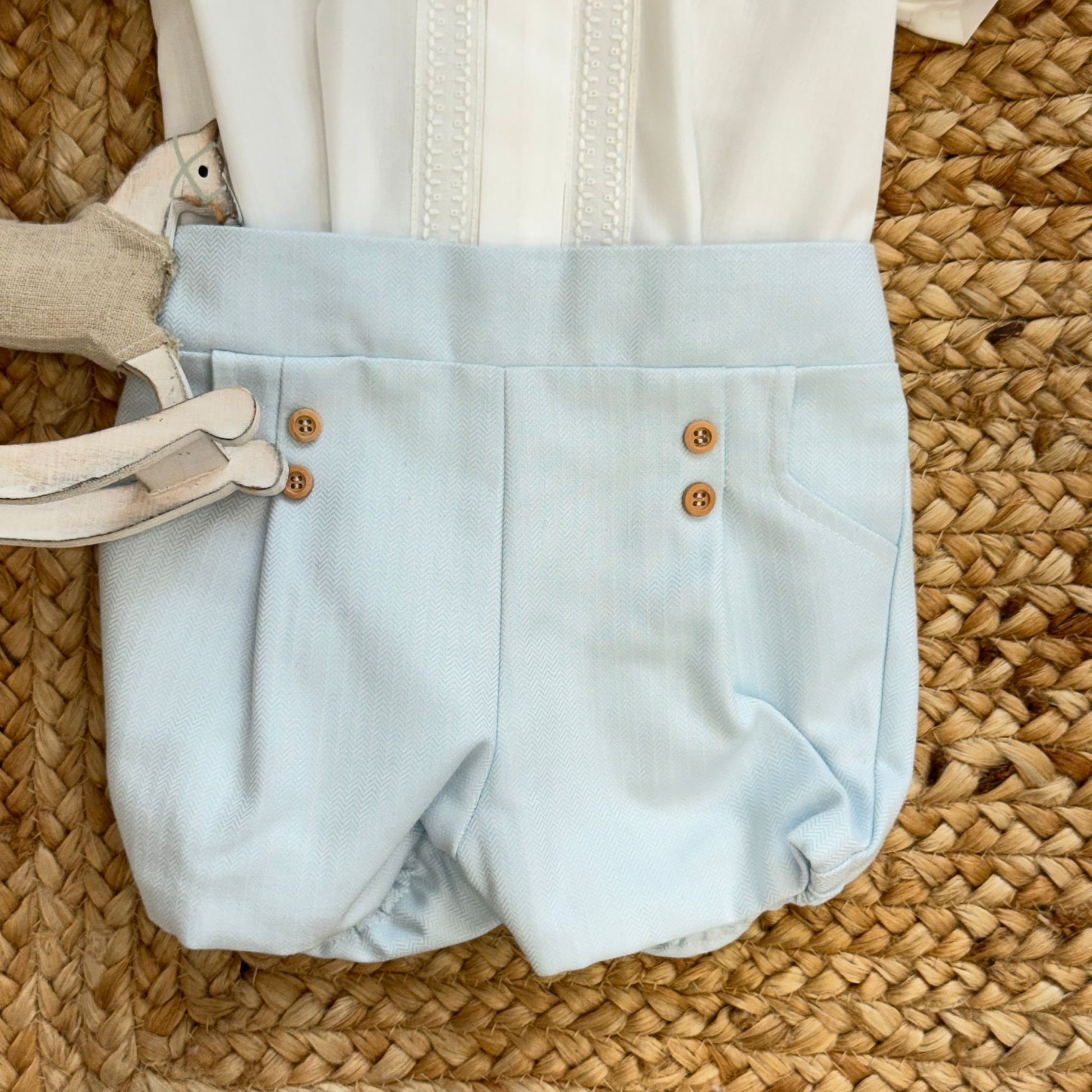 pantaloncino elegante celeste con bottoni decorativi