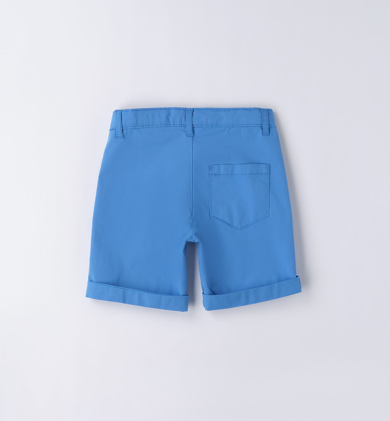T-shirt bianca con stampa e pantaloncini blu per bambino, abbigliamento estivo casual.
