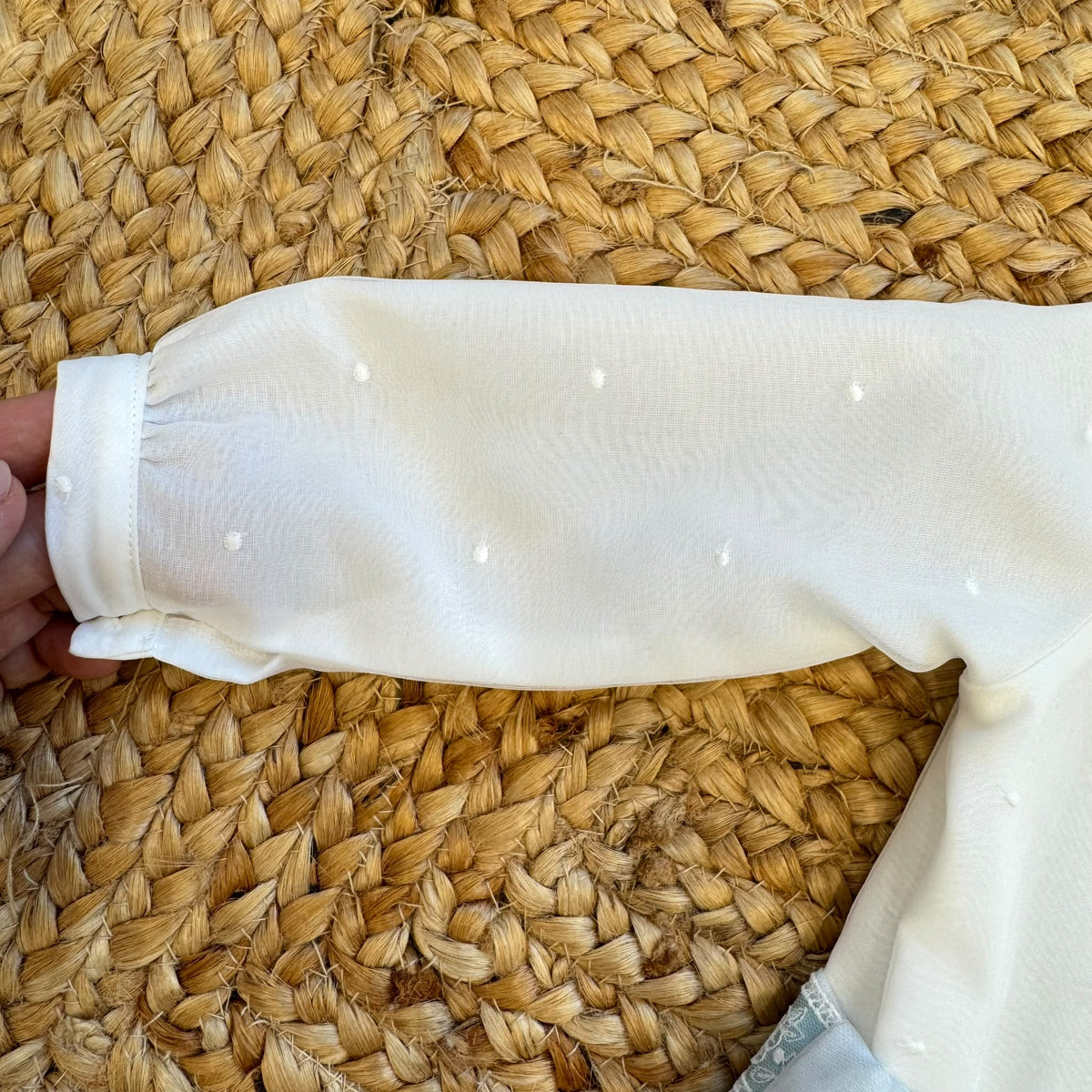 Completo battesimo bimbo bianco e celeste con colletto tondo, ricami floreali e pantaloncino corto