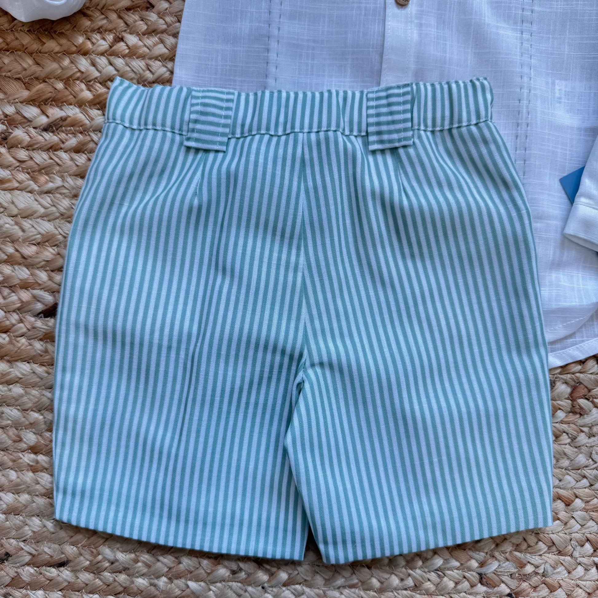 pantaloncino bambino rigato verde con camicia elegante