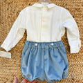 Completo battesimo bimbo azzurro polvere e bianco con camicia ricamata, pantaloncino a palloncino in velluto e papillon coordinato.