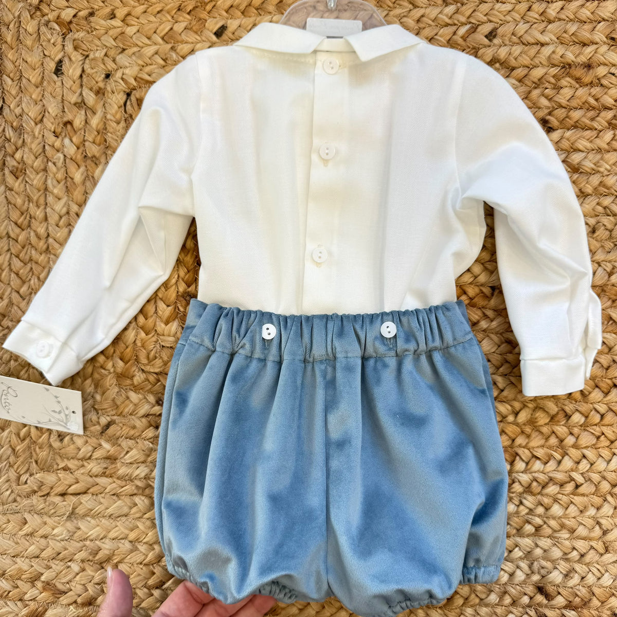Completo battesimo bimbo azzurro polvere e bianco con camicia ricamata, pantaloncino a palloncino in velluto e papillon coordinato.
