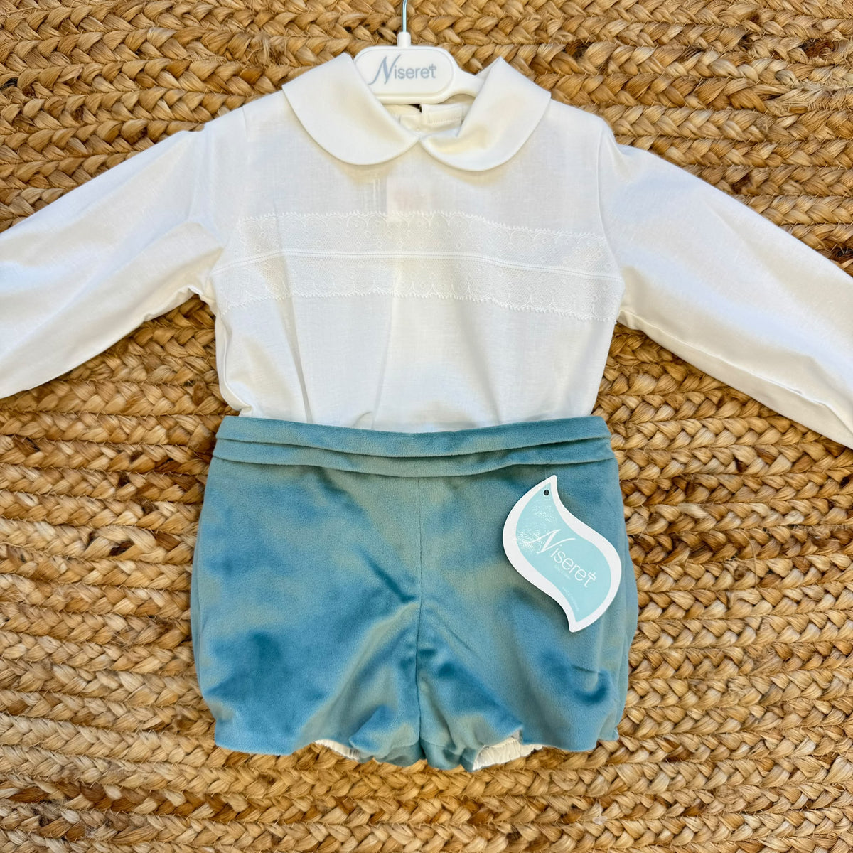 Completo Battesimo bimbo con camicia bianca e pantaloncino in velluto verde salvia
