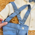 Completo battesimo bimbo con cardigan bianco, camicia, salopette azzurra e papillon
