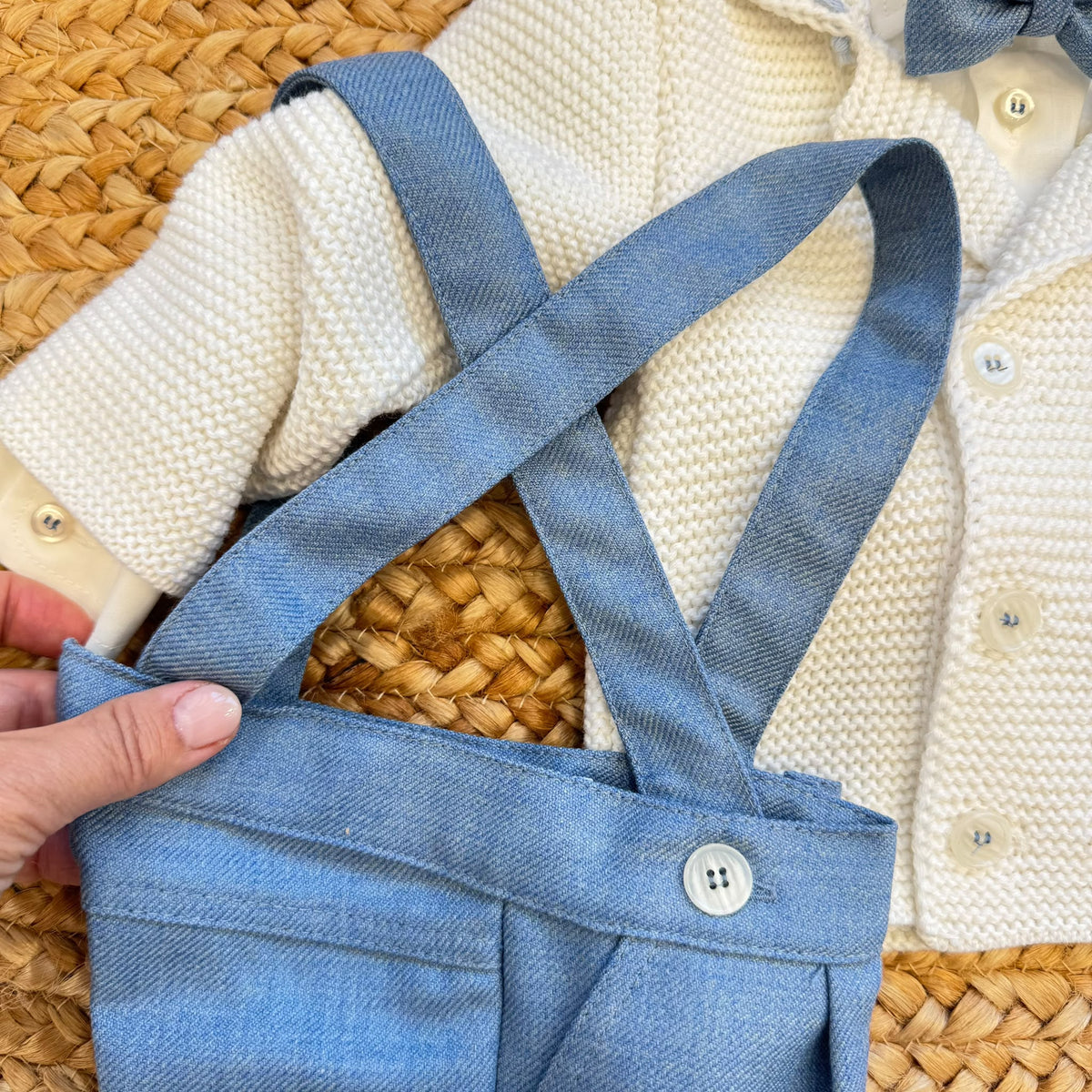 Completo battesimo bimbo con cardigan bianco, camicia, salopette azzurra e papillon
