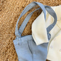Completo battesimo bimbo azzurro e avorio con cardigan doppiopetto, pantalone con bretelle e papillon