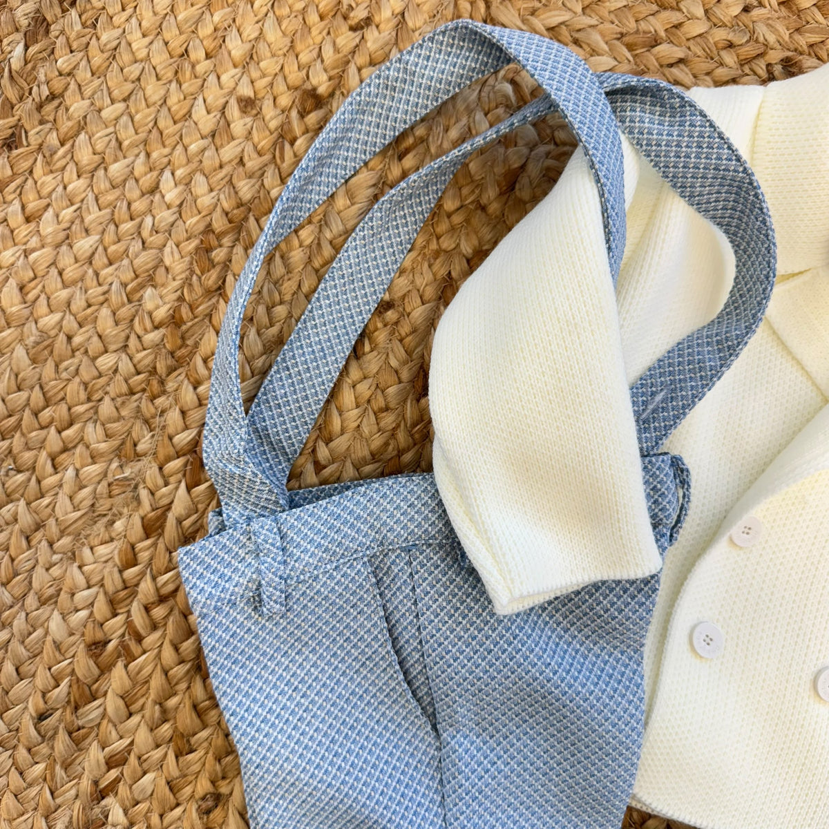 Completo battesimo bimbo azzurro e avorio con cardigan doppiopetto, pantalone con bretelle e papillon