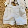 Completo battesimo bimbo beige e verde petrolio con cardigan, camicia, papillon, pantalone corto e bretelle.