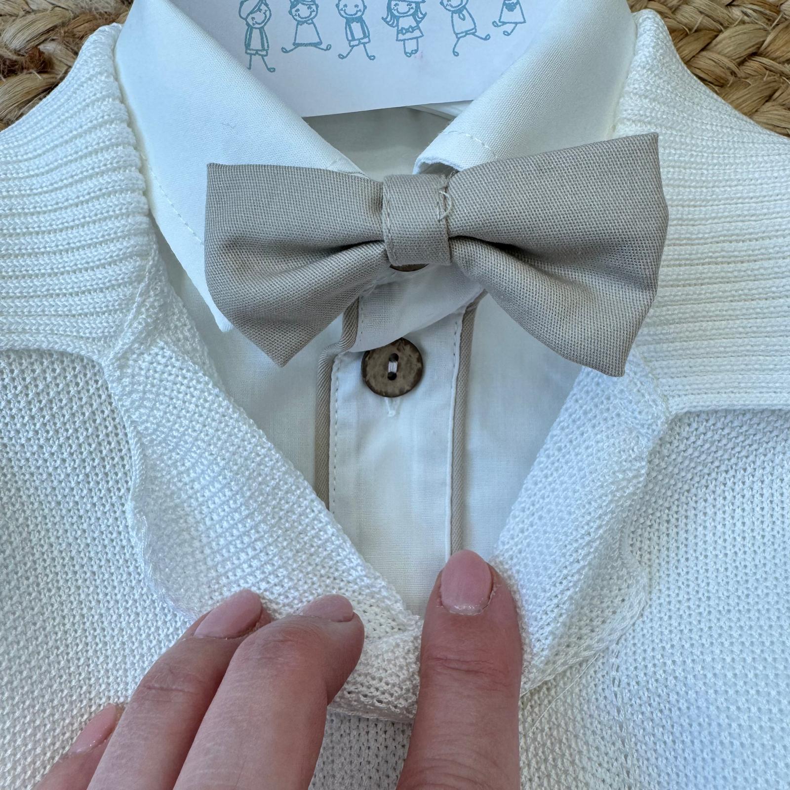 dettaglio pantalone beige con tasca laterale
