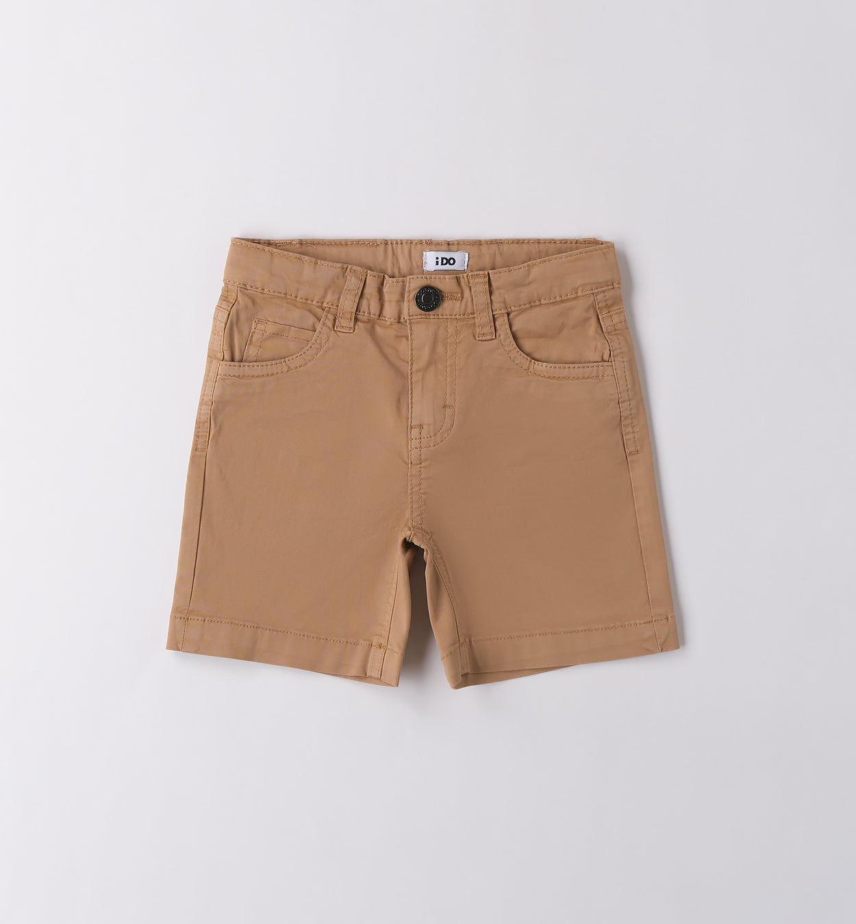Camicia in lino blu e pantaloncini in cotone beige per bambino, abbigliamento estivo casual.