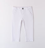 Cardigan blu, camicia a righe e pantalone bianco per bambino, abbigliamento casual chic primaverile.
