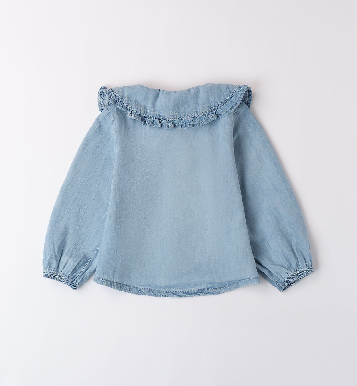 Dettaglio camicia jeans chiaro con colletto arricciato