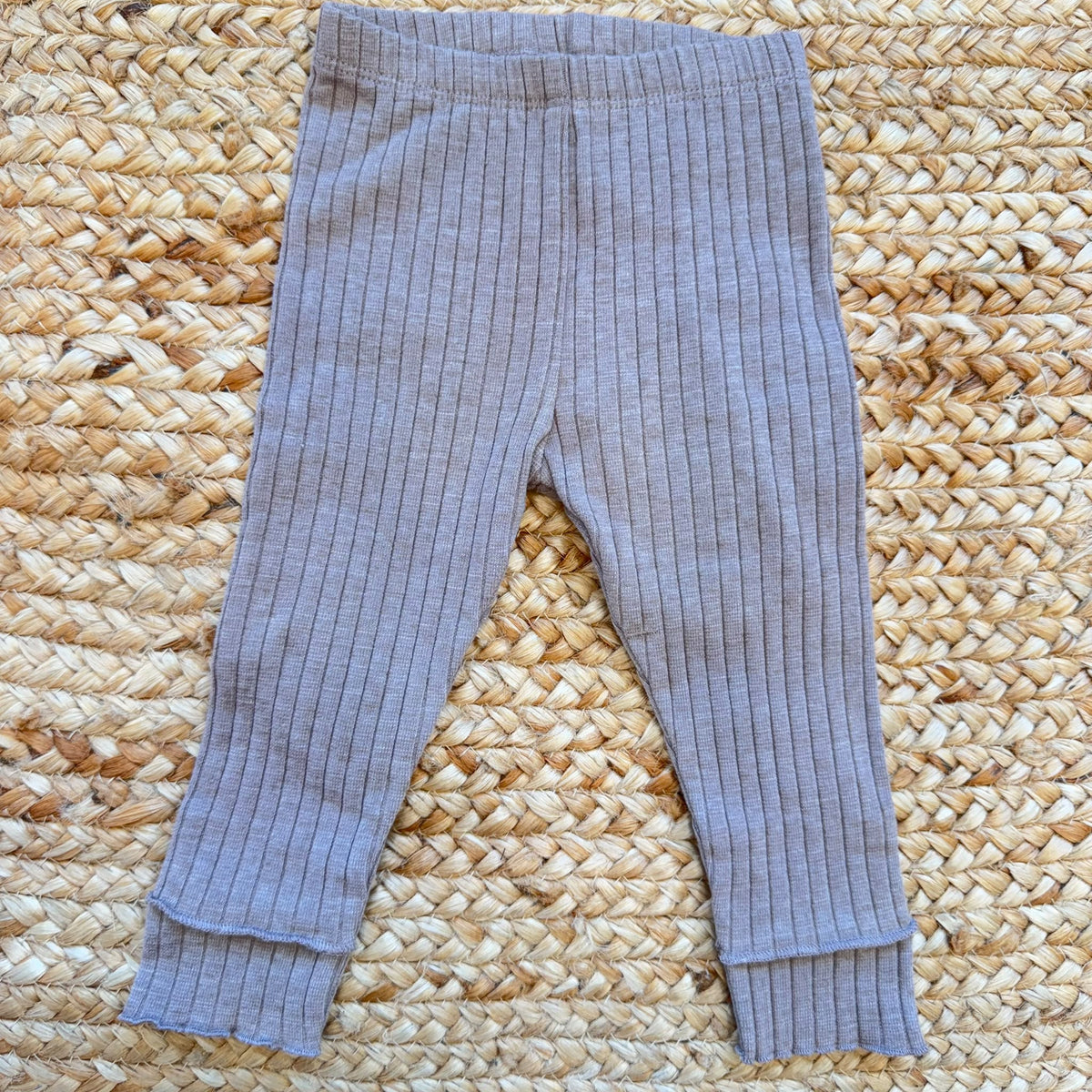 Completo bimba in cotone con blusa panna ricamata e pantalone tortora