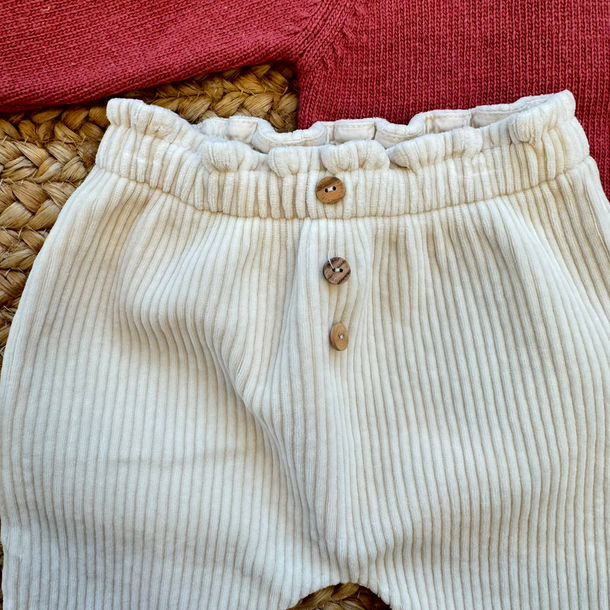 Completo bimba con maglia in cashmere e lana merino e pantalone panna a coste