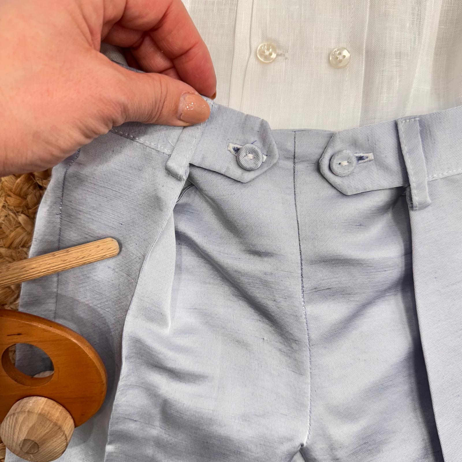 Pantalone bimbo azzurro polvere con risvolto e dettagli in vita
