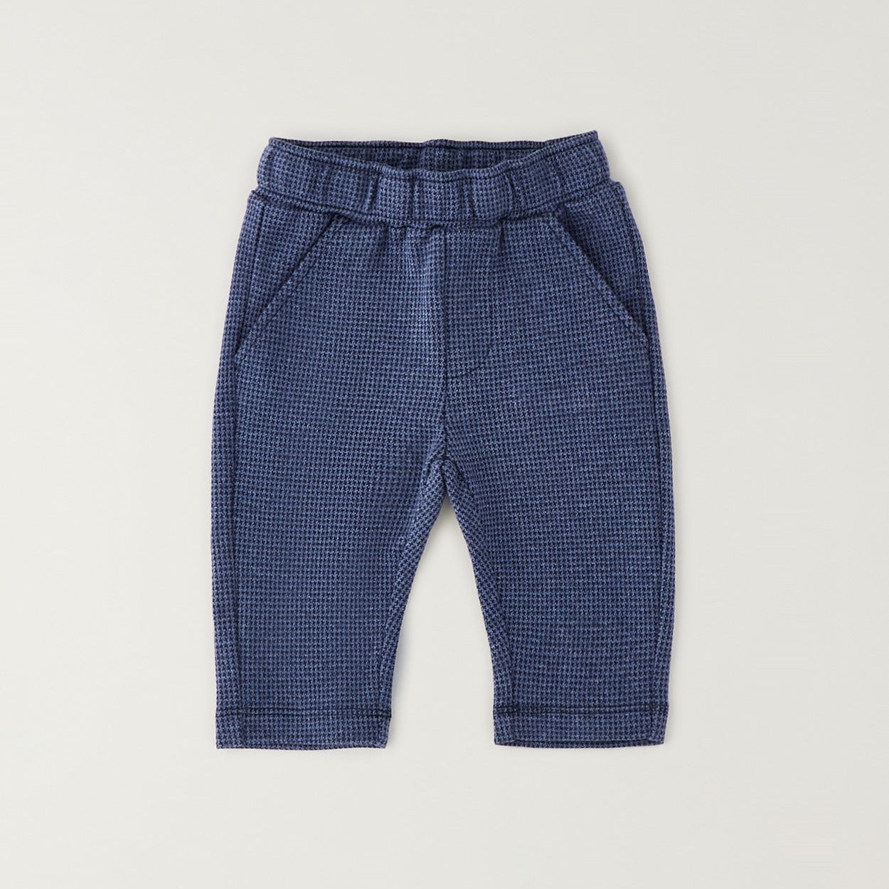 Pantalone bambino blu a microfantasia visto dal retro con tasche applicate