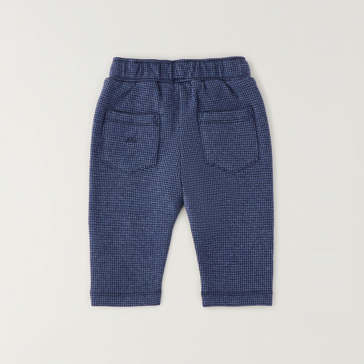 Pantalone bambino blu a microfantasia visto dal retro con tasche applicate