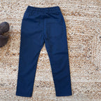Scopri la nostra camicia in lino e pantaloni navy allacciati per bambino. Perfetti per un look casual chic primaverile, freschi e comodi per ogni occasione