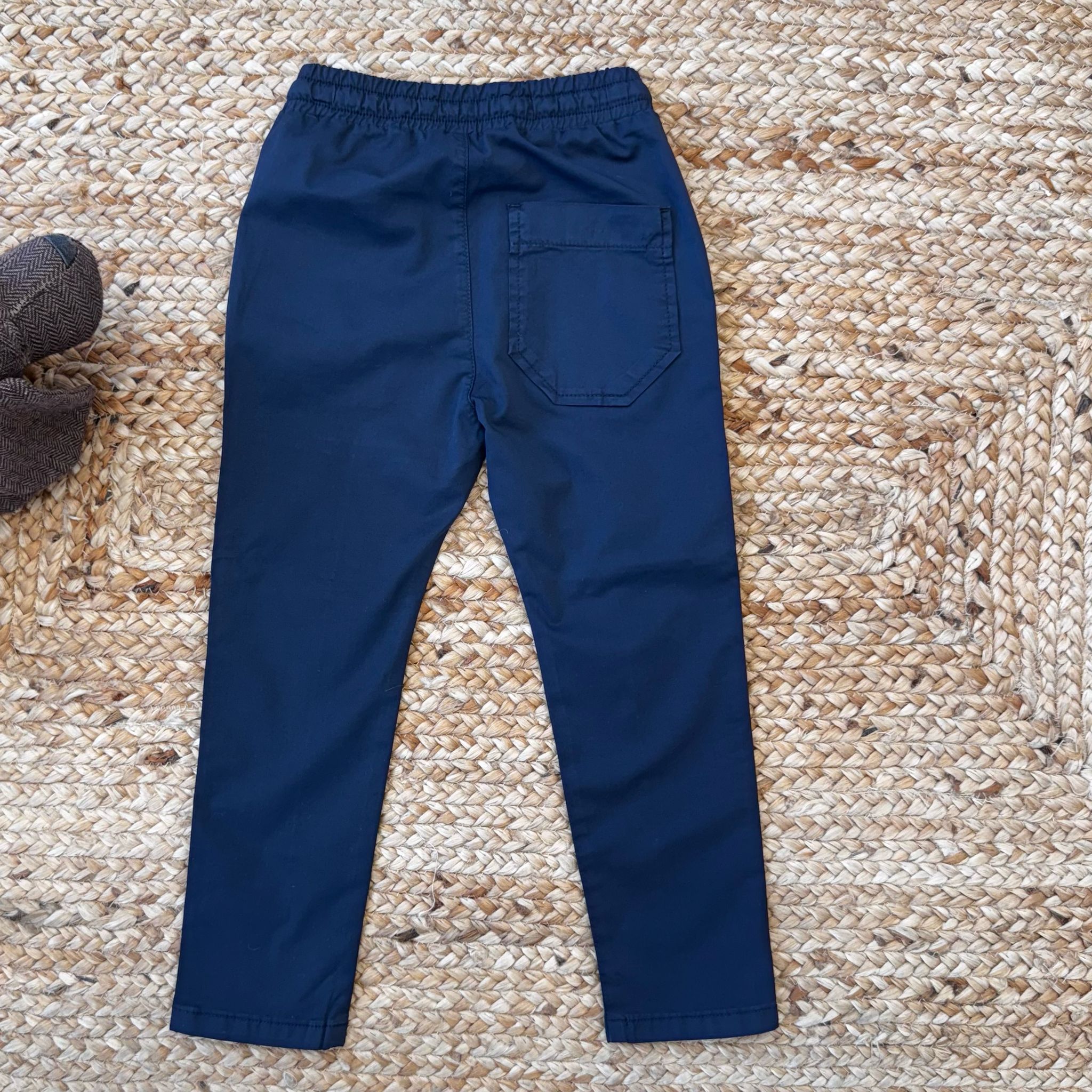 Scopri la nostra camicia in lino e pantaloni navy allacciati per bambino. Perfetti per un look casual chic primaverile, freschi e comodi per ogni occasione