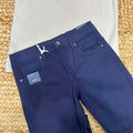 : Dettaglio pantalone blu navy slim fit da bambino con cordino iDO