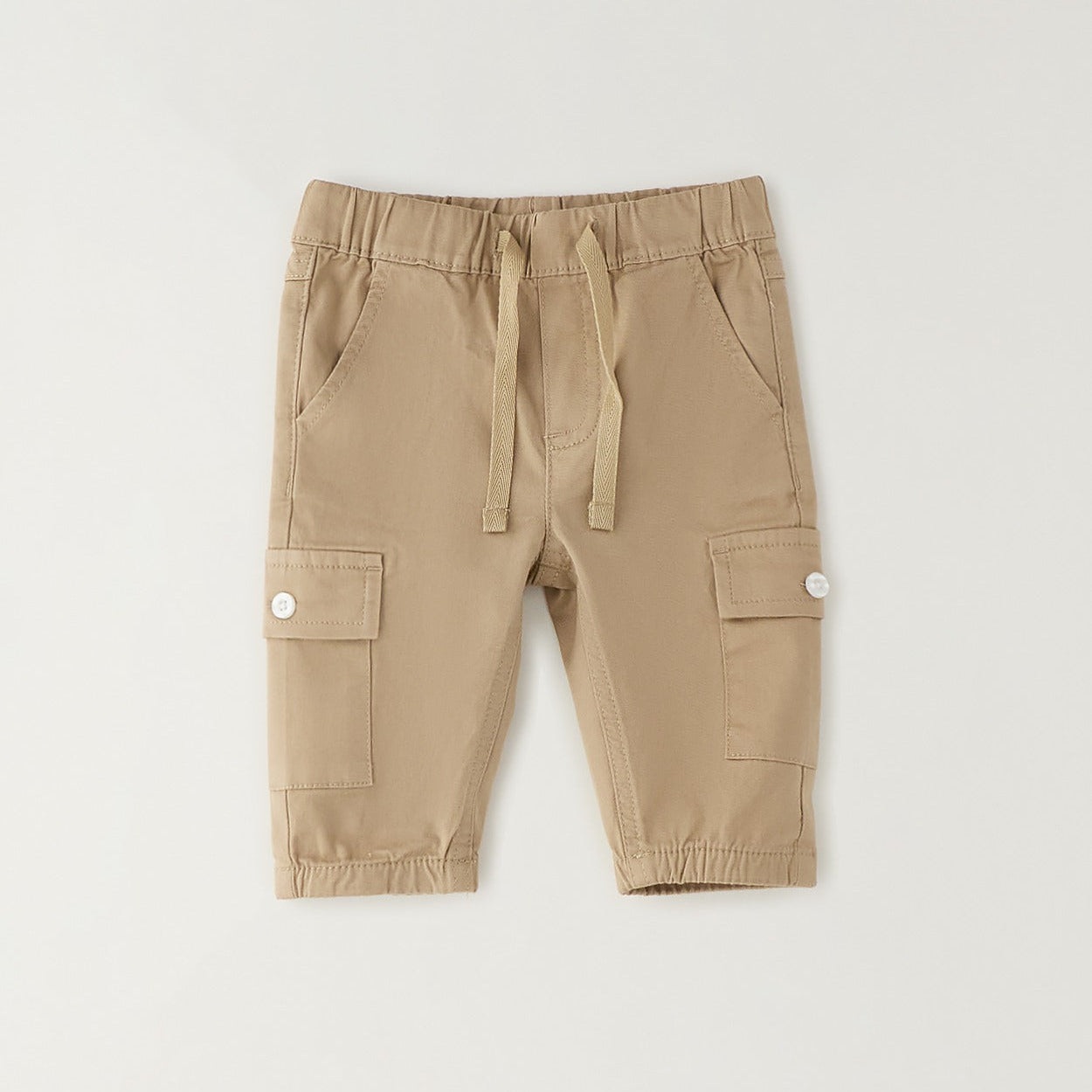 Pantalone cargo bambino beige in cotone elasticizzato visto posteriormente con tasche applicate