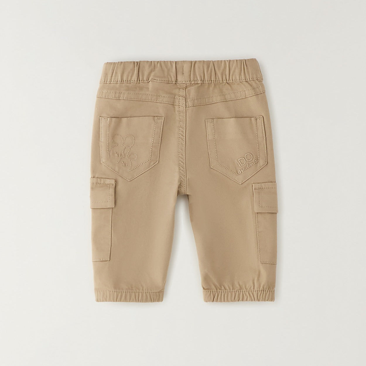 Pantalone cargo bambino beige in cotone elasticizzato visto posteriormente con tasche applicate