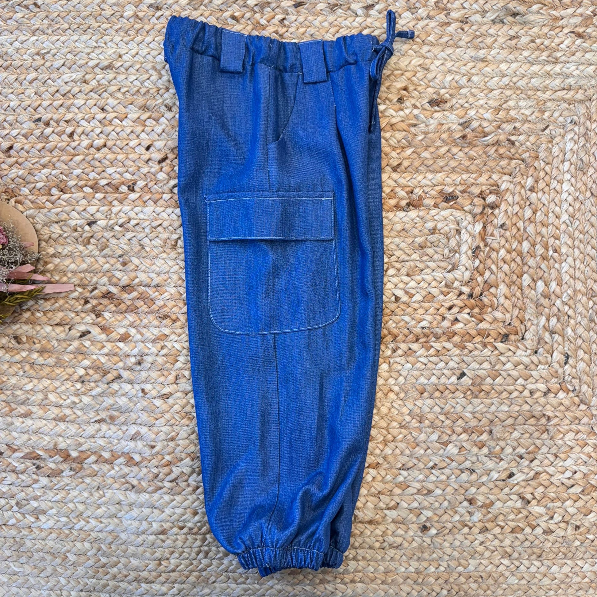  Vista laterale pantalone cargo chambray bambina con tasca applicata