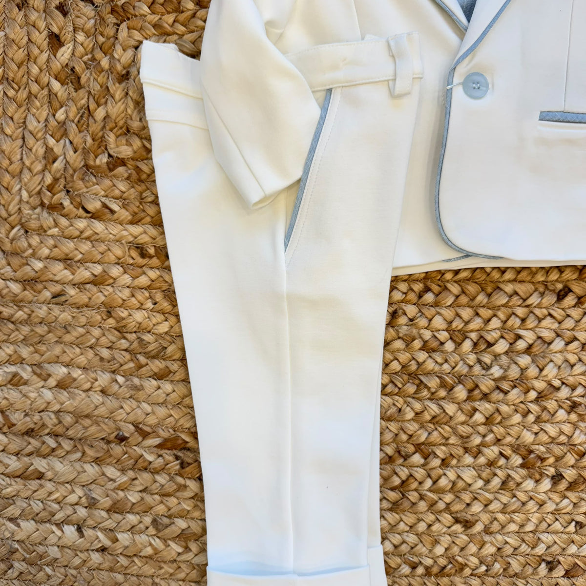 Completo battesimo bimbo bianco e celeste con giacca, pantalone lungo, gilet, papillon e pochette