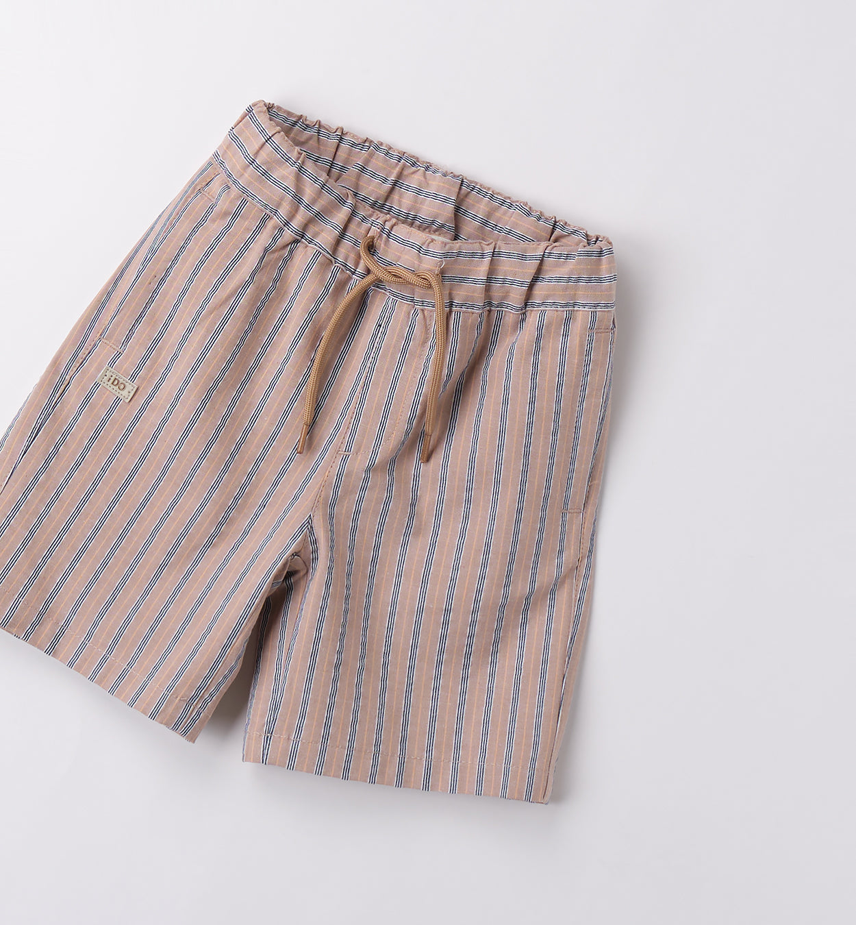 T-shirt arancione con stampa e pantaloncini a righe per bambino, abbigliamento estivo casual.