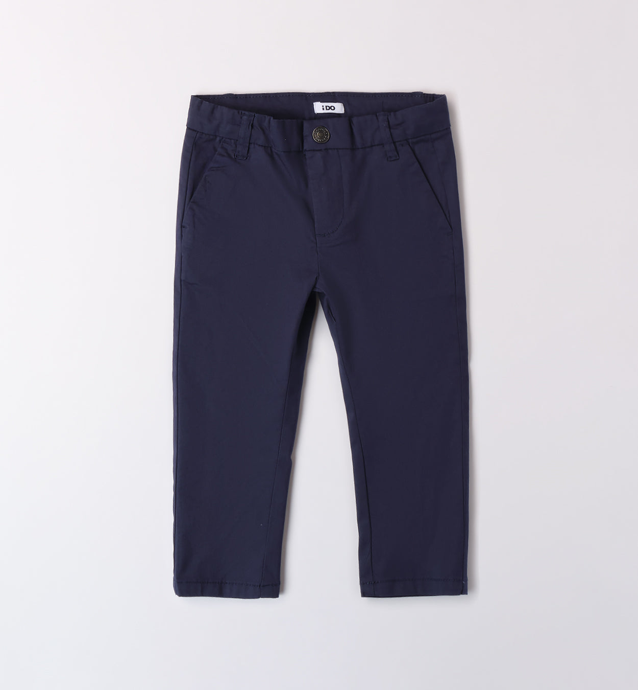 Gilet in maglia, camicia bianca e pantaloni navy per bambino, abbigliamento elegante cerimonia.