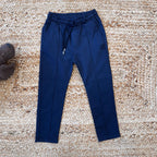 Scopri la nostra camicia in lino e pantaloni navy allacciati per bambino. Perfetti per un look casual chic primaverile, freschi e comodi per ogni occasione