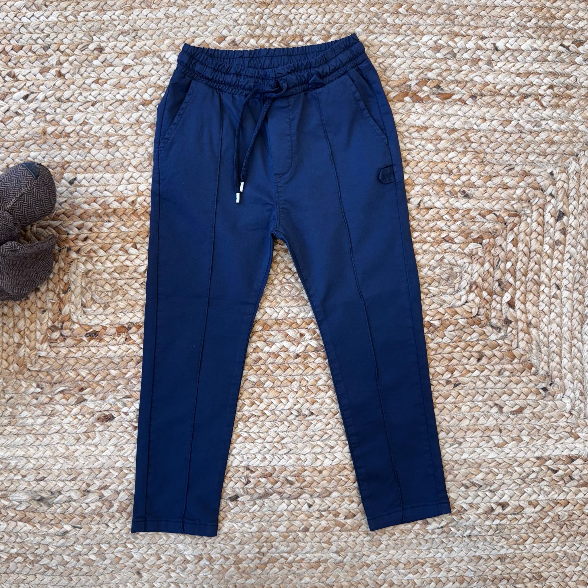 Scopri la nostra camicia in lino e pantaloni navy allacciati per bambino. Perfetti per un look casual chic primaverile, freschi e comodi per ogni occasione