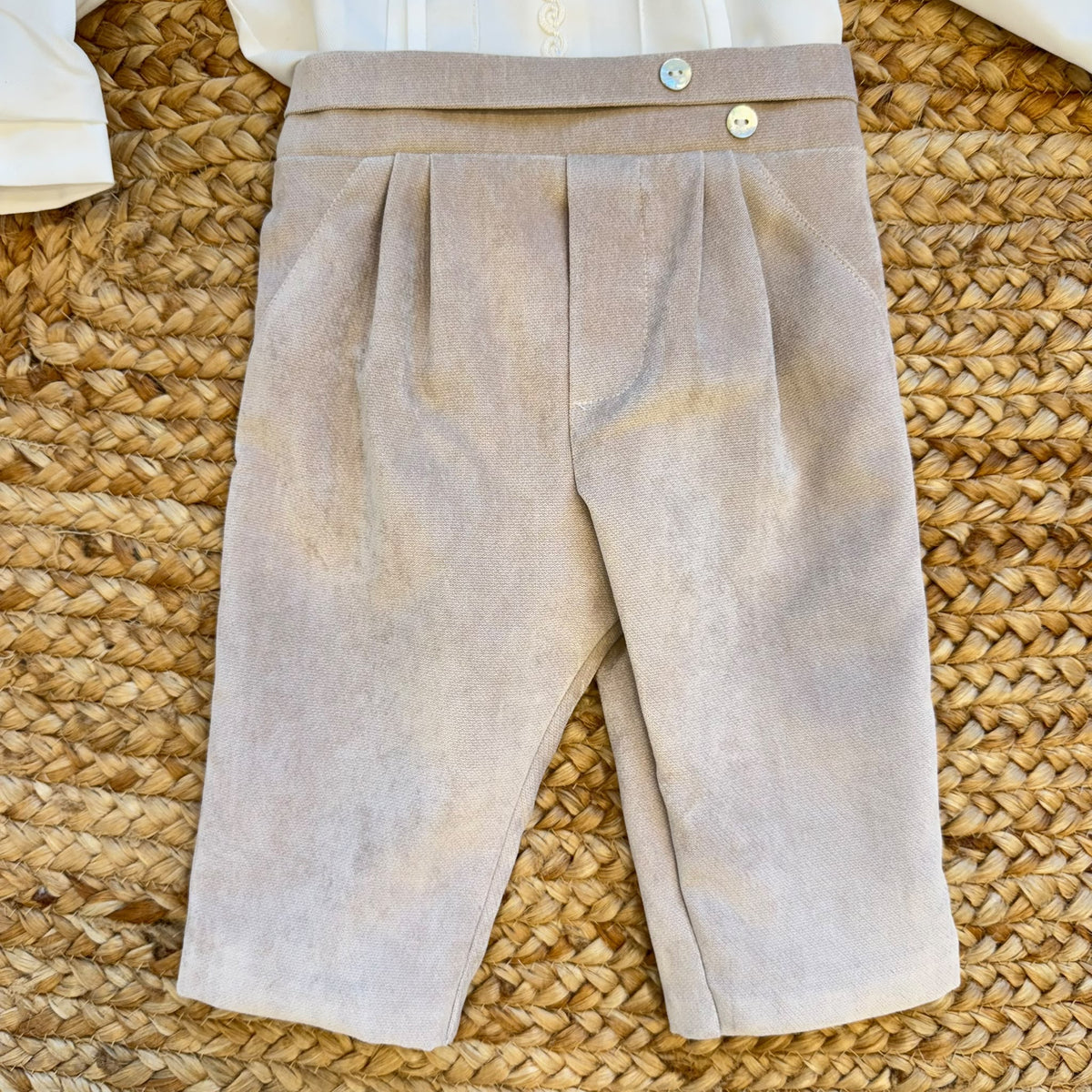 Completo battesimo bimbo beige e bianco con papillon e pantalone lungo