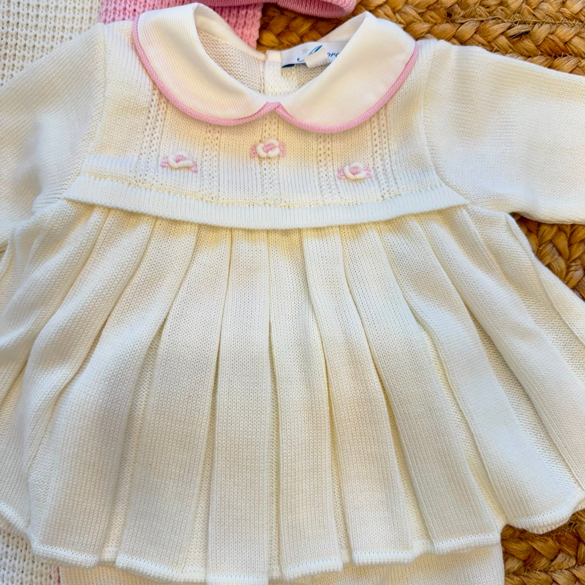 Uscita clinica neonata in pura lana con copertina latte e rosa confetto Made in Italy.