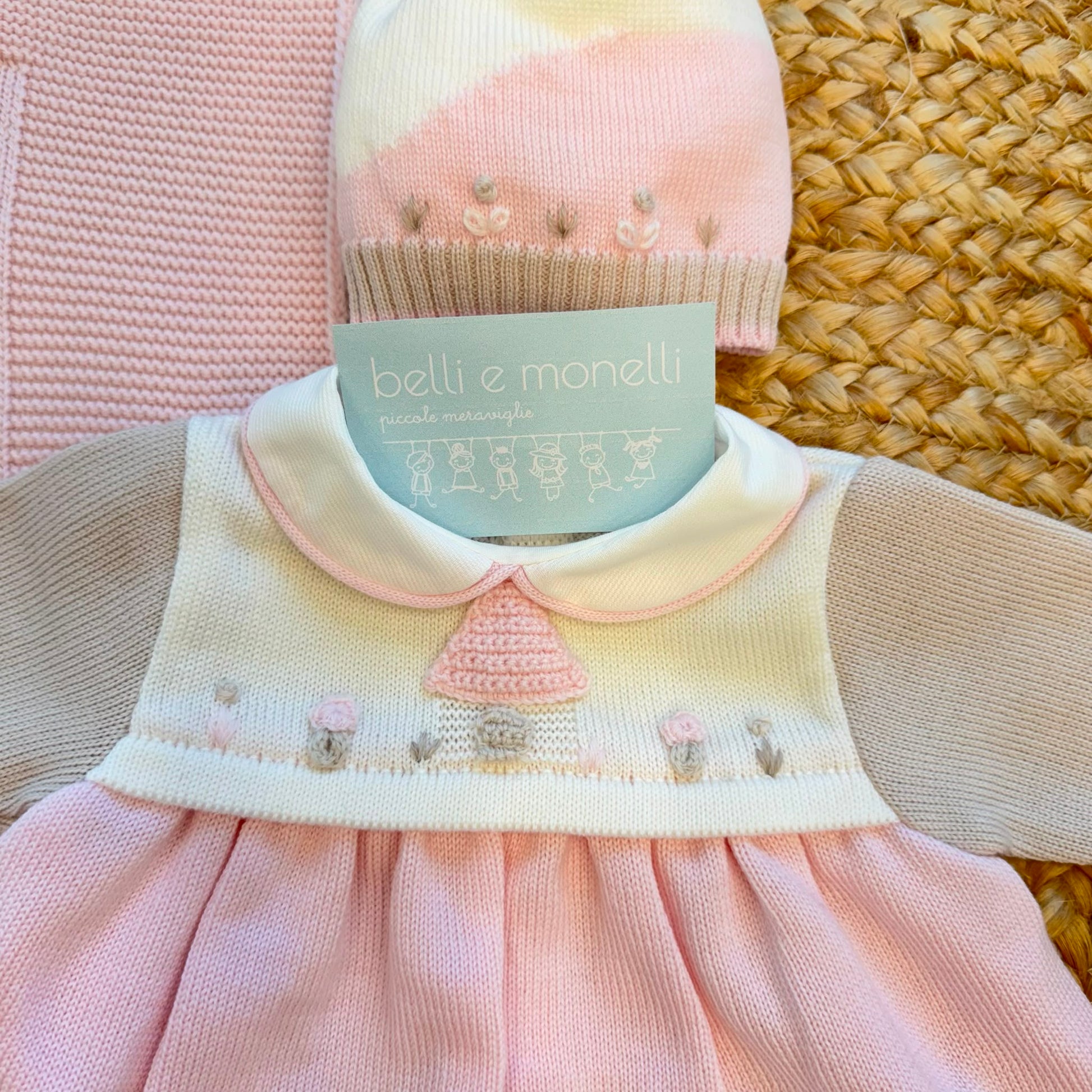 Uscita clinica neonata in pura lana con copertina ricamata nei colori latte, rosa cipria e beige Mars Made in Italy.