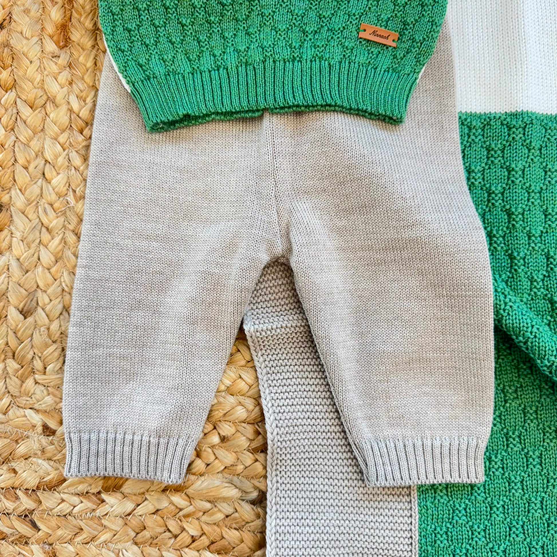 Completo nascita neonato in pura lana verde e panna con motivo automobile e pantalone beige