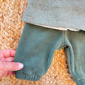 Uscita clinica neonato verde bosco in ciniglia con tutina ricamata scoiattolo, cappello, bavetta, scarpine, lenzuola coordinate e copertina sfoderabile.