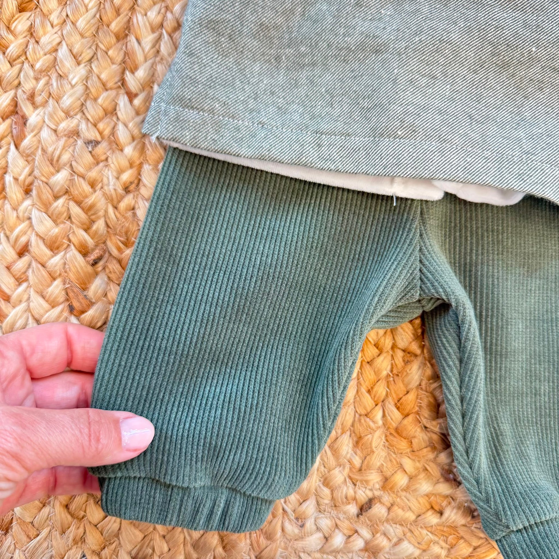 Uscita clinica neonato verde bosco in ciniglia con tutina ricamata scoiattolo, cappello, bavetta, scarpine, lenzuola coordinate e copertina sfoderabile.