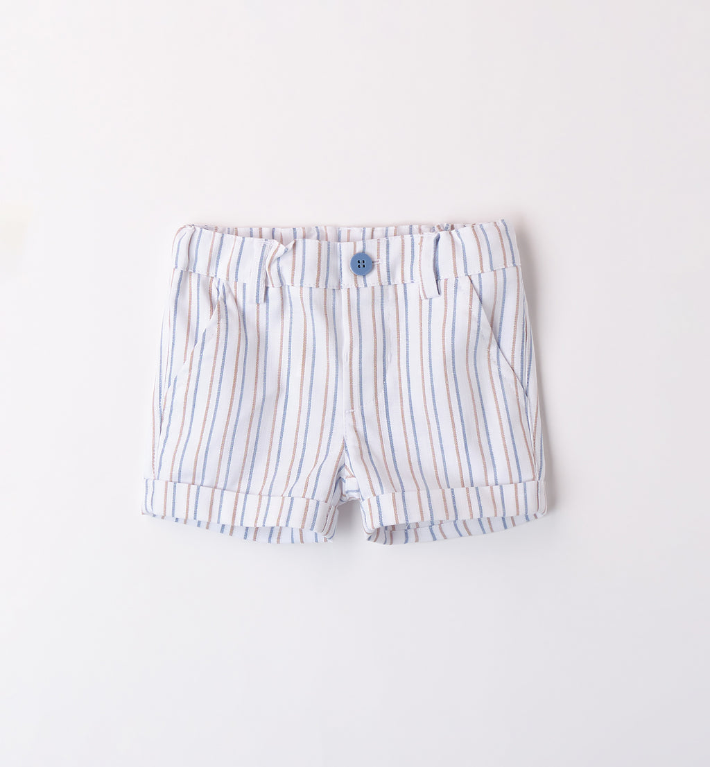 Completo cerimonia bambino con gilet azzurro, camicia bianca e pantaloncini a righe blu, outfit elegante per eventi speciali.