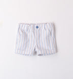 Completo cerimonia bambino con gilet azzurro, camicia bianca e pantaloncini a righe blu, outfit elegante per eventi speciali.