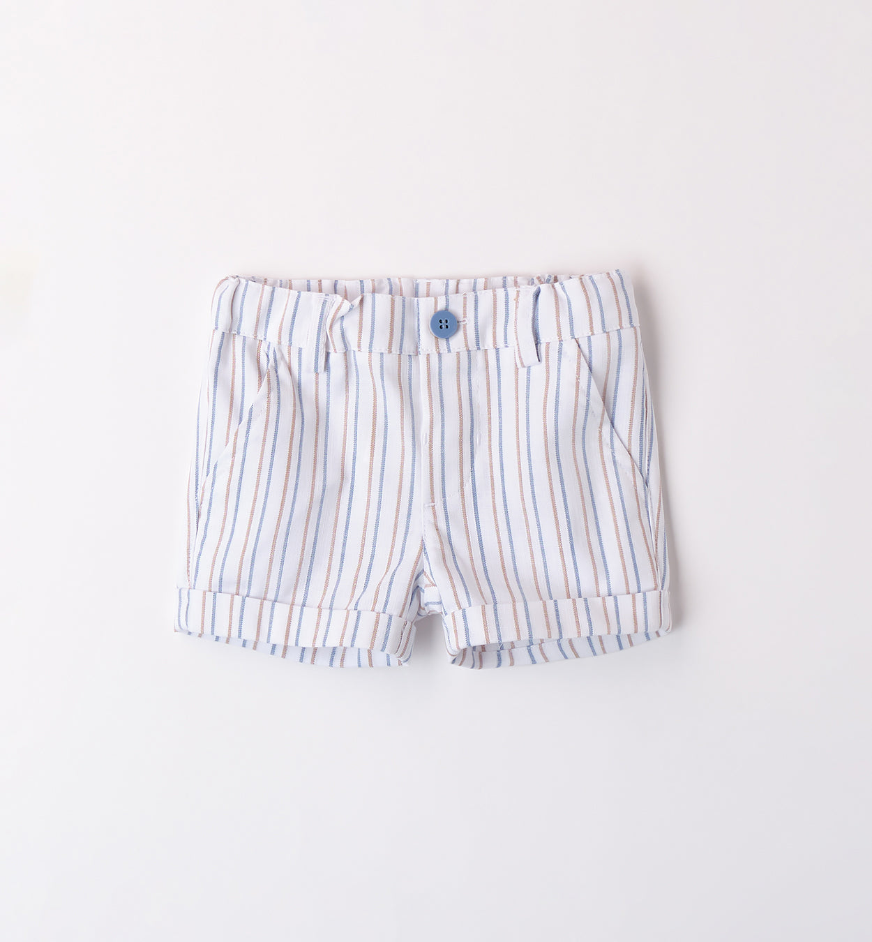 Completo cerimonia bambino con gilet azzurro, camicia bianca e pantaloncini a righe blu, outfit elegante per eventi speciali.