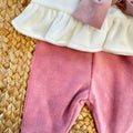 Uscita clinica neonata in ciniglia bianca e rosa con completino ricamato a cuore floreale, fiocco applicato, cappello, bavetta, scarpine, lenzuola coordinate e copertina sfoderabile.
