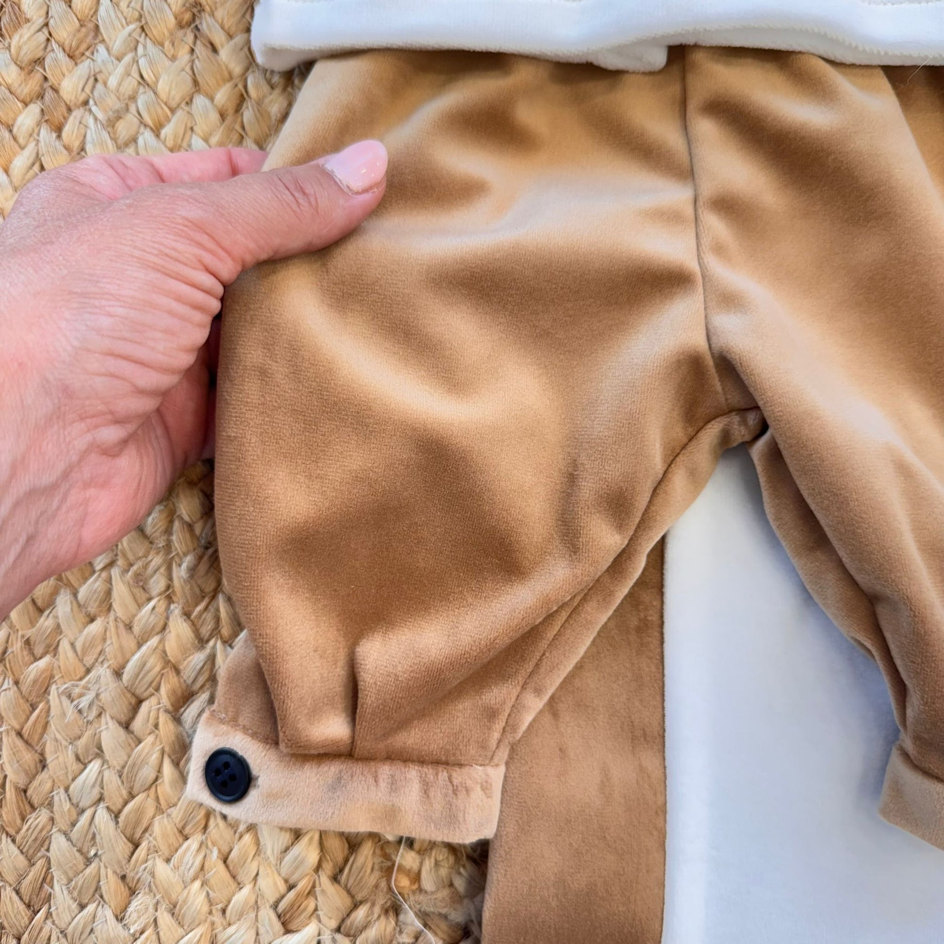 pantalone tutina neonato in ciniglia beige con bottoncini