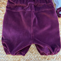 Retro completo battesimo bimbo con bretelle incrociate e fiocco in velluto bordeaux su camicia bianca.