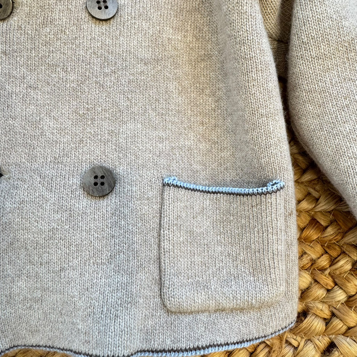 Completo battesimo bimbo con cardigan beige doppiopetto, pantaloni azzurri e papillon