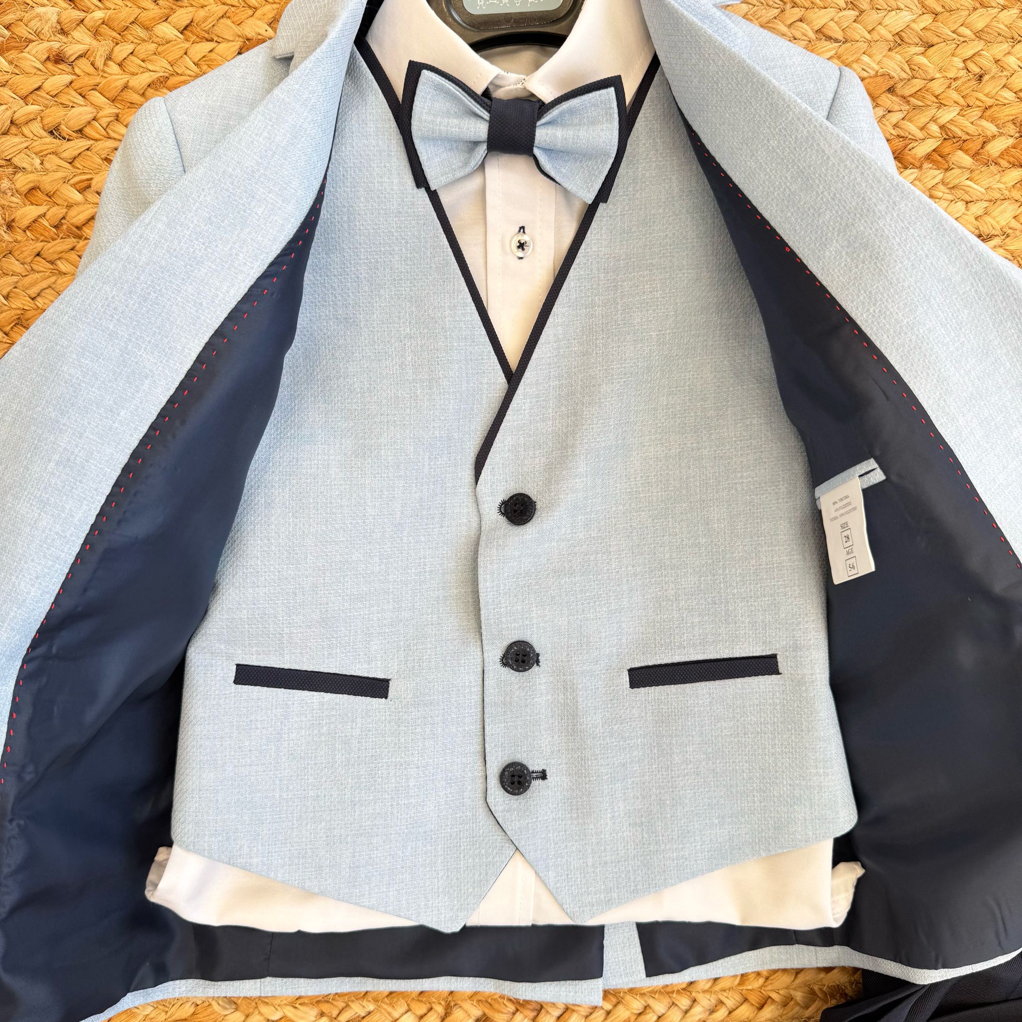 Pantaloni blu e gilet azzurro per cerimonia