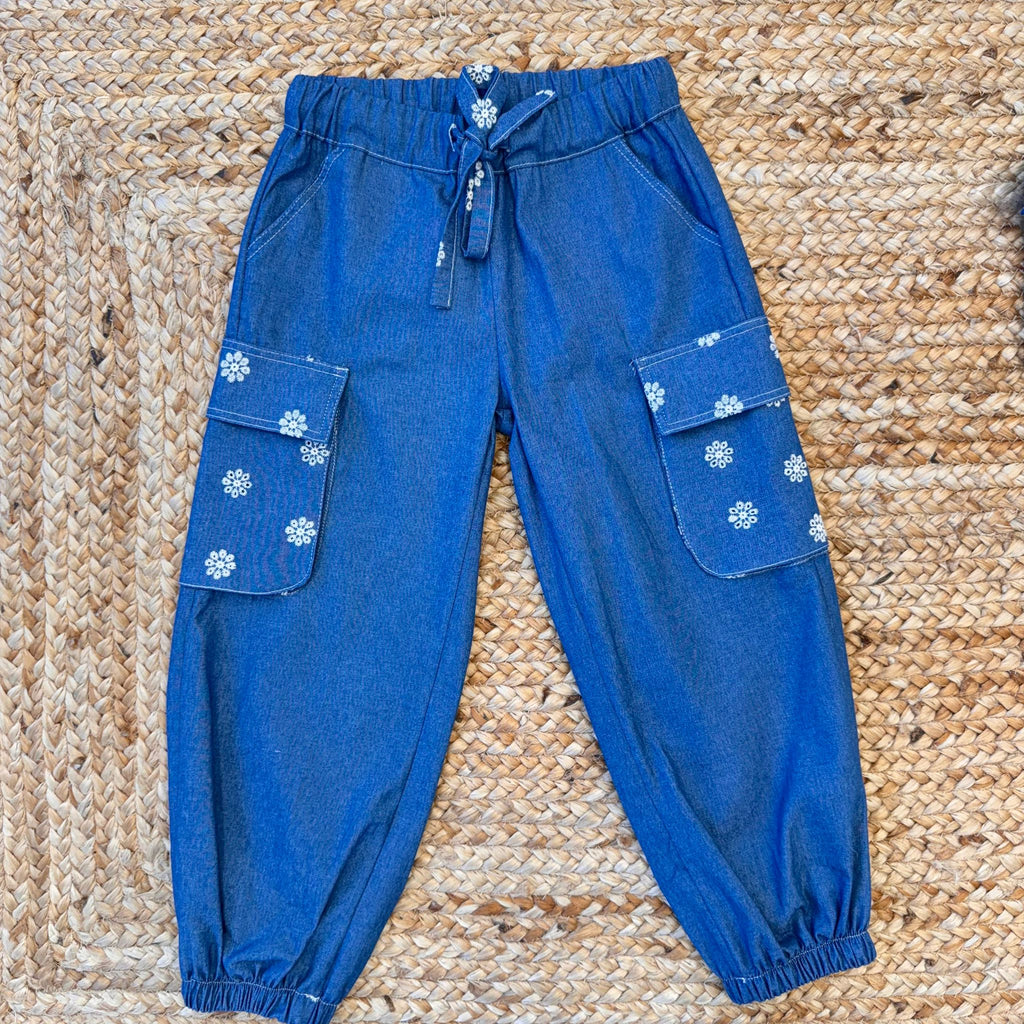 Pantaloni cargo chambray bambina con ricami bianchi a fiore