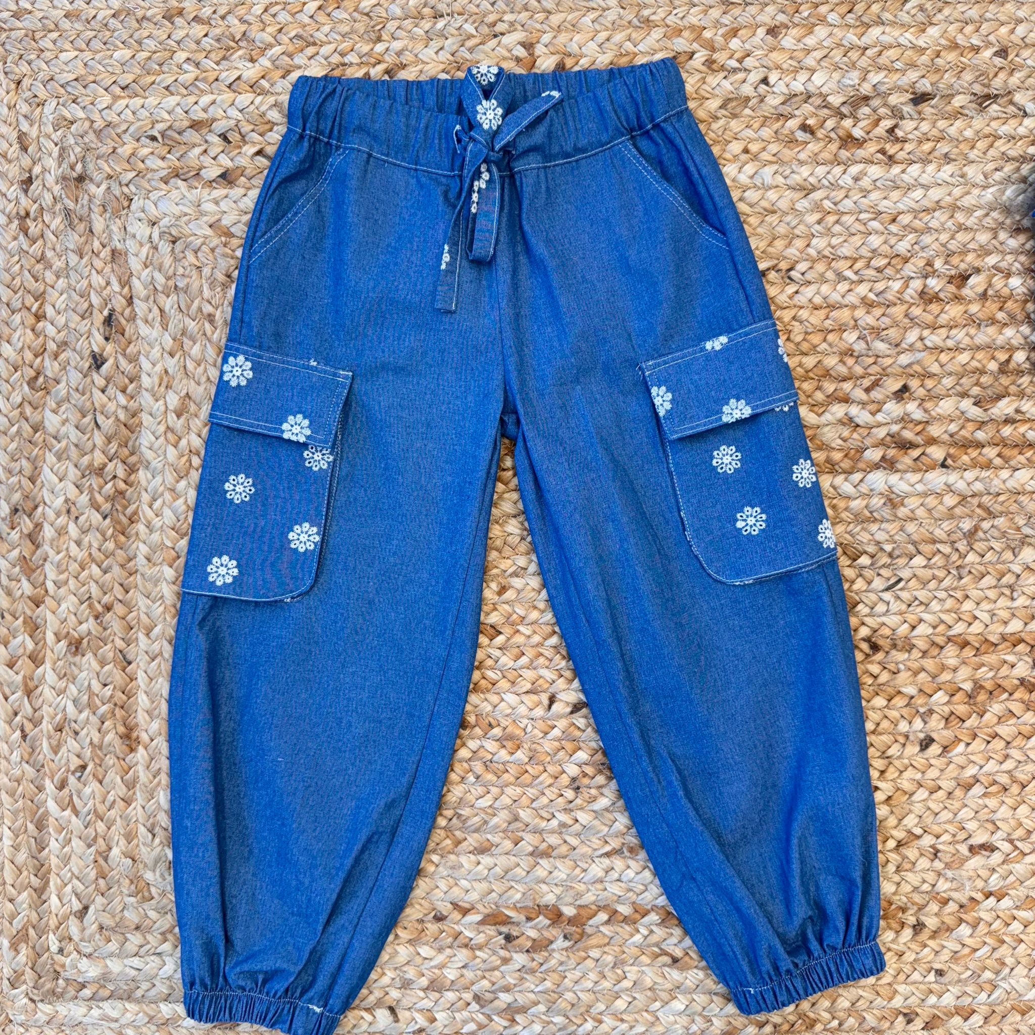 Pantaloni cargo chambray bambina con ricami bianchi a fiore