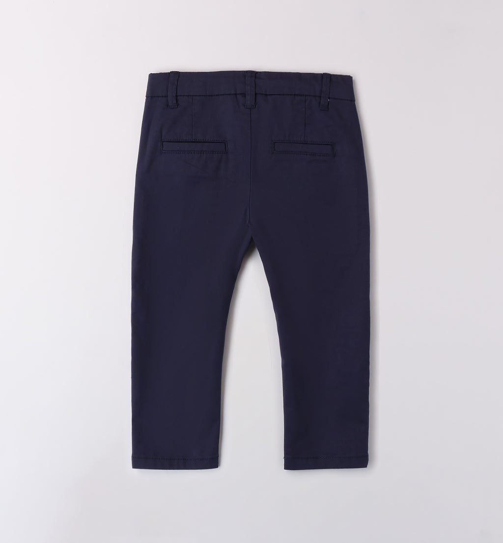 Gilet in maglia, camicia bianca e pantaloni navy per bambino, abbigliamento elegante cerimonia.